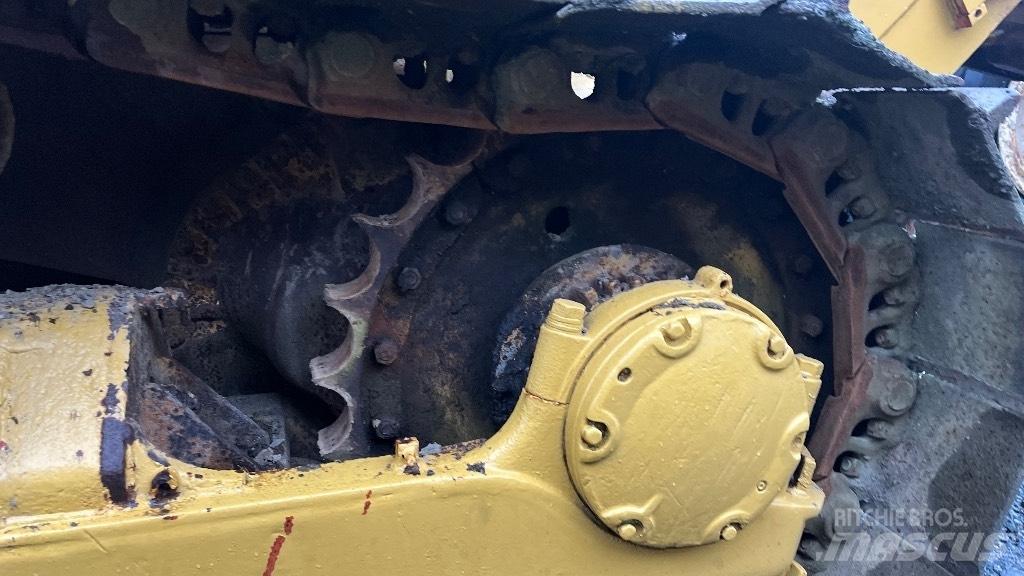CAT D7 with ripper Гусеничные бульдозеры
