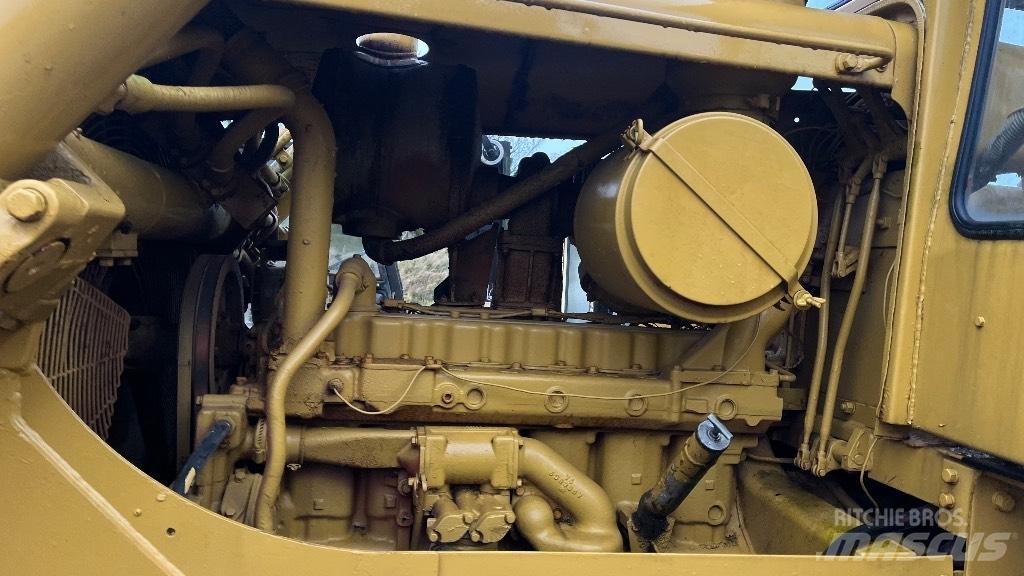 CAT D7 with ripper Гусеничные бульдозеры
