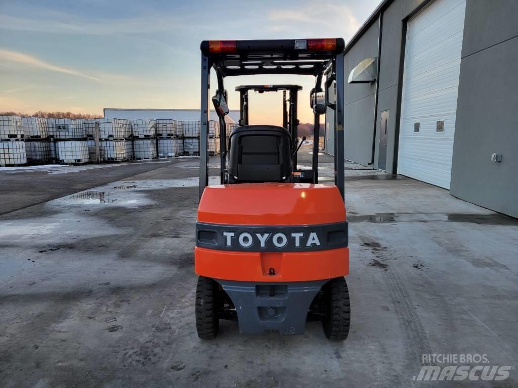 Toyota 8FB25 Электропогрузчики