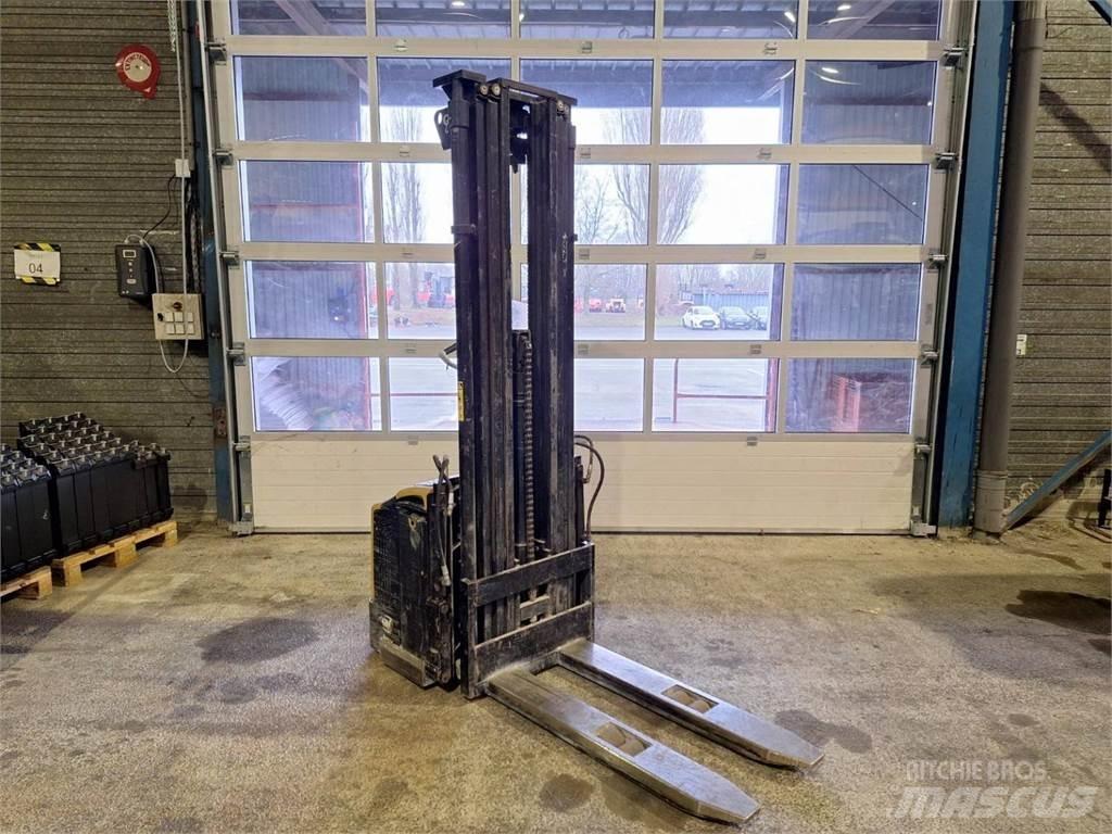 CAT NSP16N Ручные штабелёры с электроподъёмом