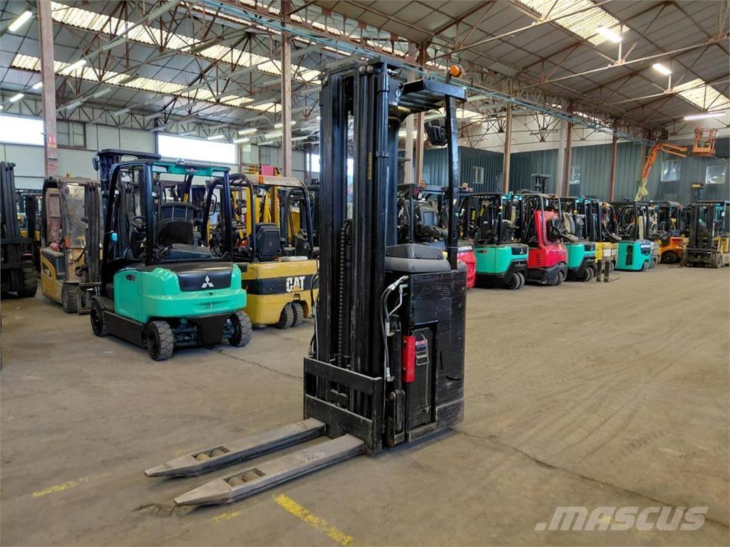 CAT NSR16N Самоходные электроштабелёры