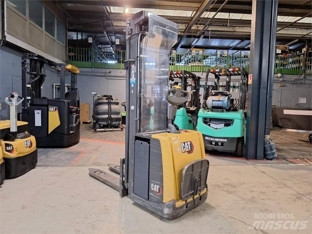 CAT NSV16P Самоходные электроштабелёры