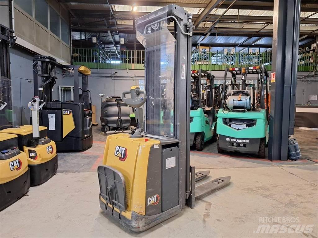 CAT NSV16P Самоходные электроштабелёры