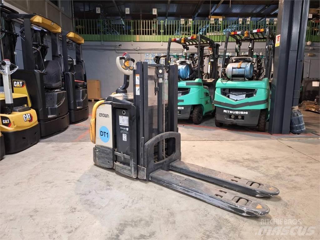 Crown DT3040 Самоходные электроштабелёры