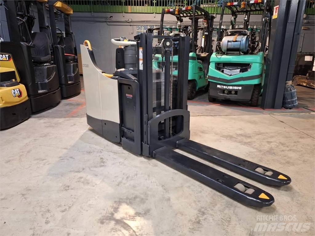 Crown DT3040 Самоходные электроштабелёры