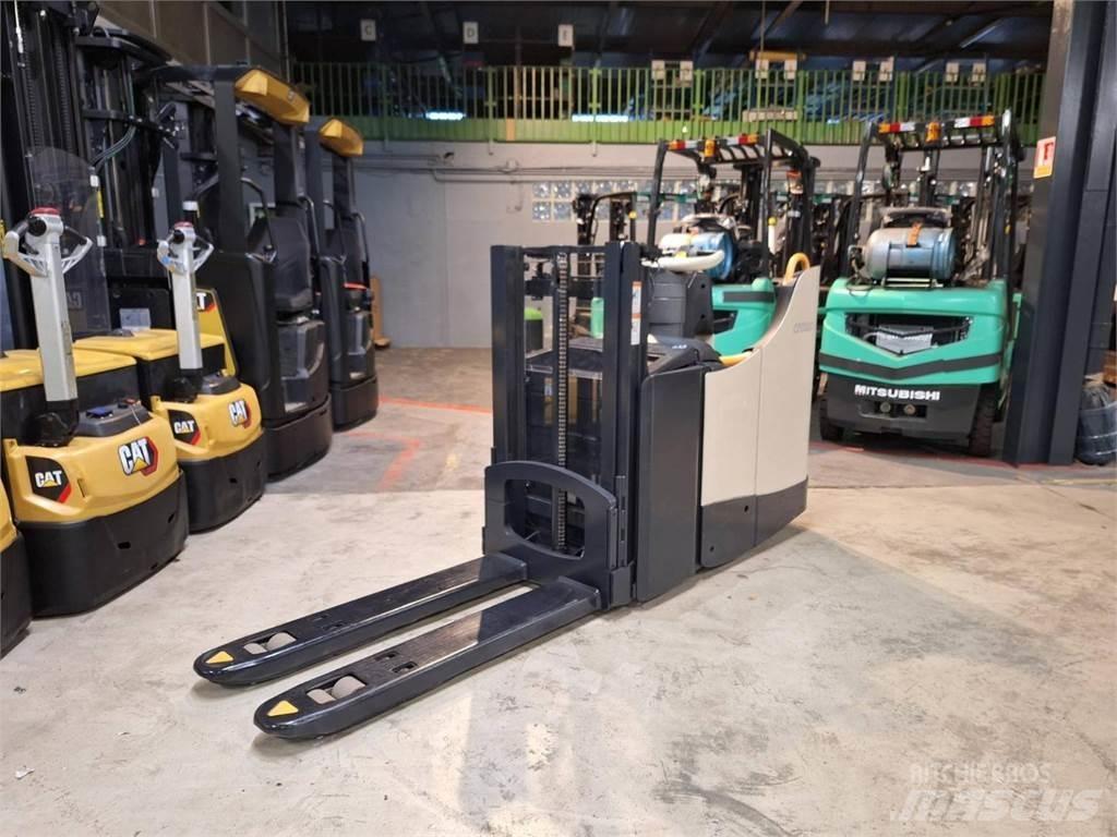 Crown DT3040 Самоходные электроштабелёры
