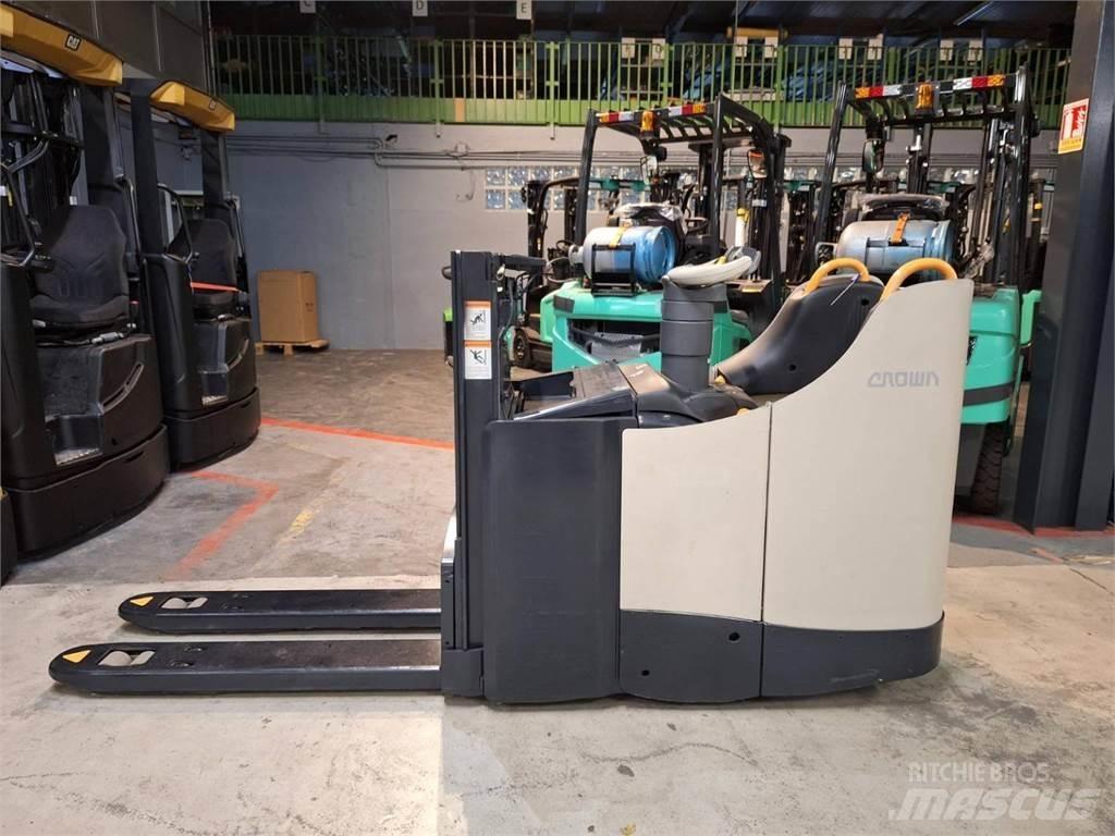 Crown DT3040 Самоходные электроштабелёры