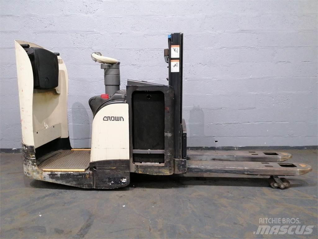 Crown DT3040 Самоходные электроштабелёры