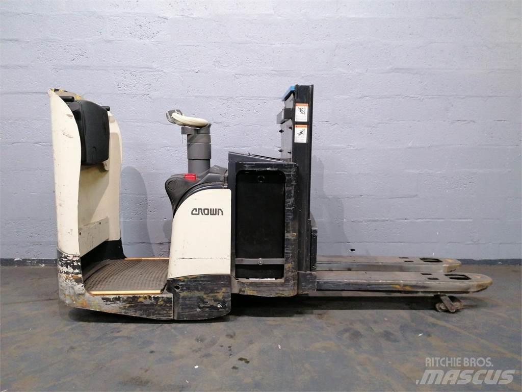 Crown DT3040 Самоходные электроштабелёры