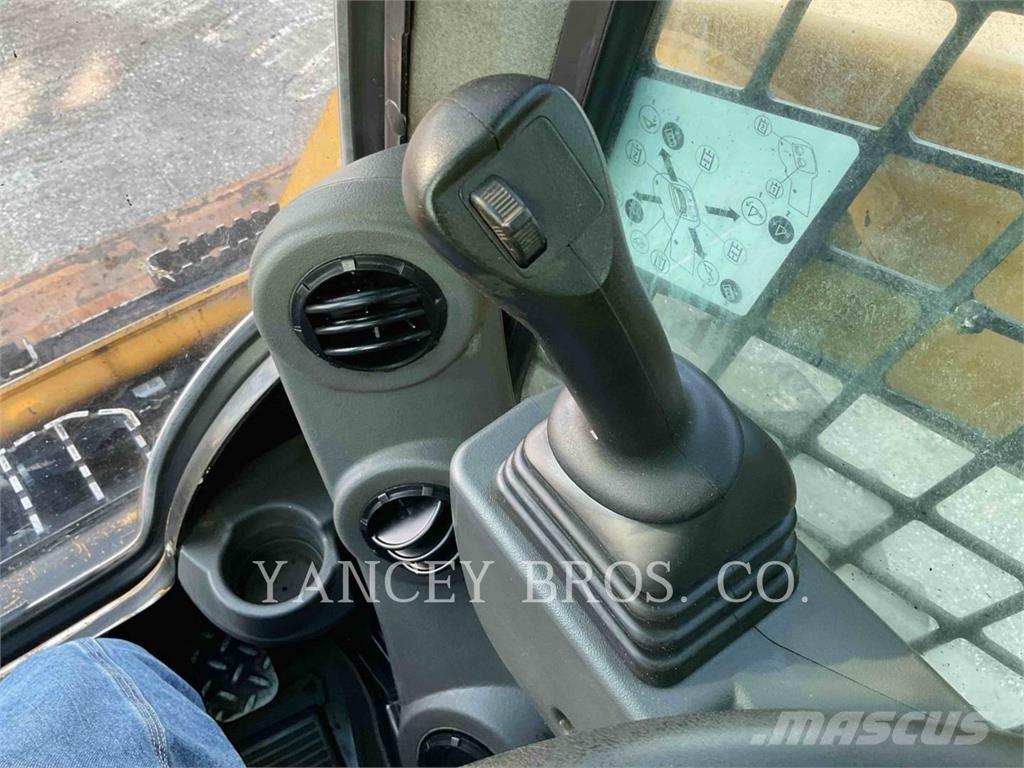 CAT 226D3 Мини-погрузчики