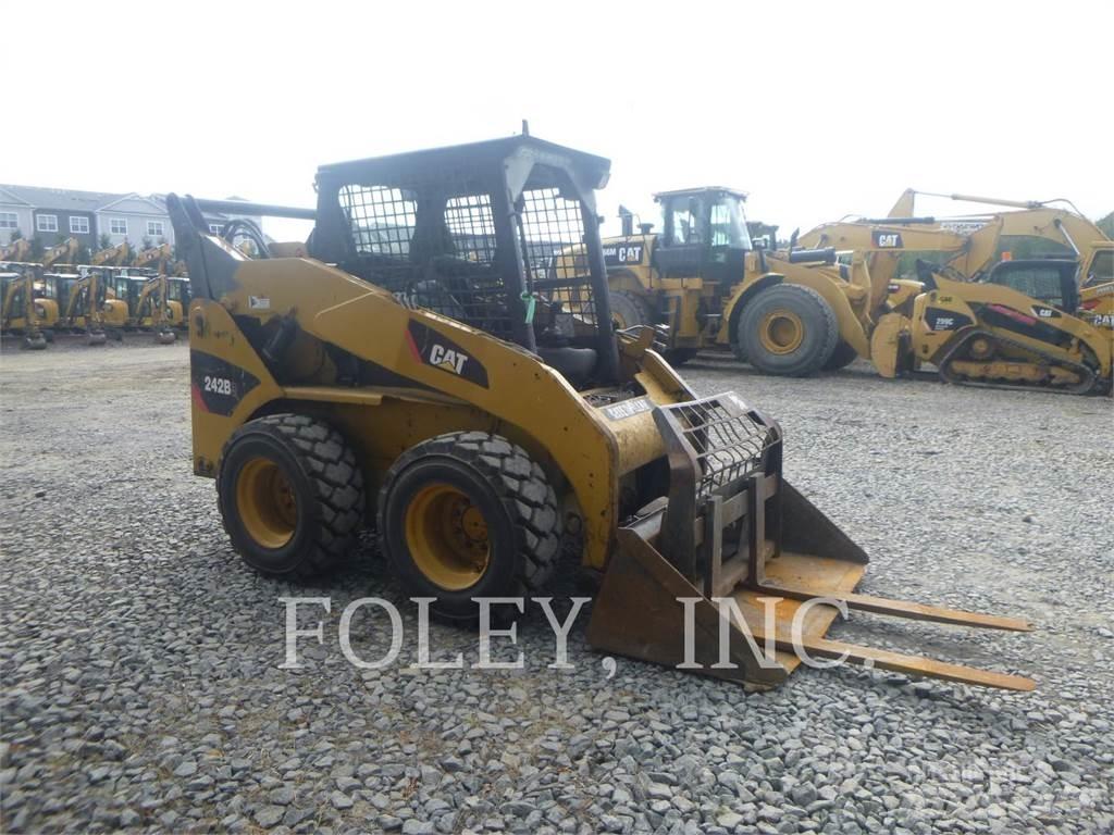 CAT 242B3 Мини-погрузчики