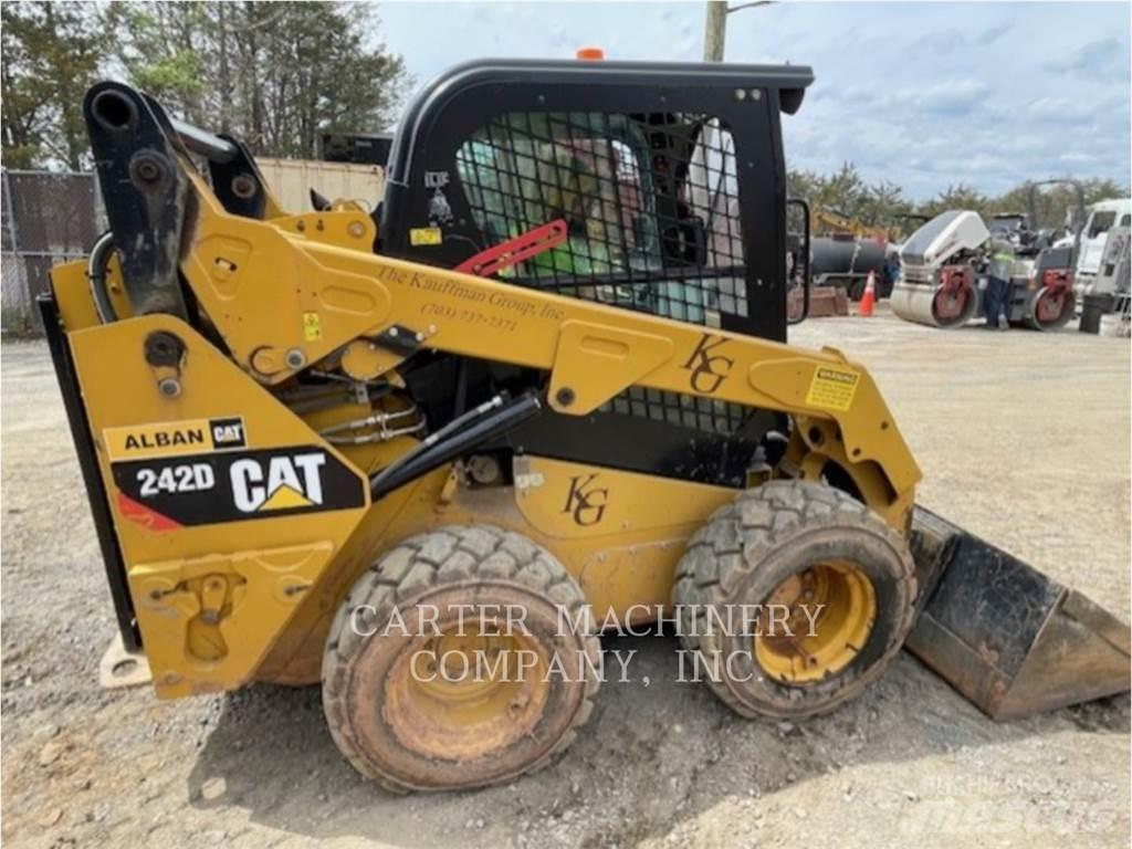 CAT 242D Мини-погрузчики