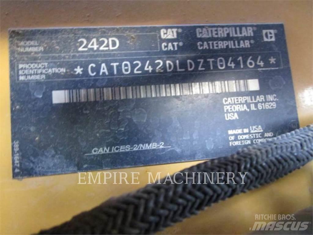 CAT 242D Мини-погрузчики