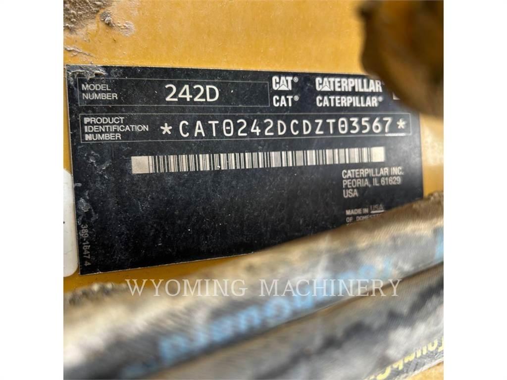 CAT 242D Мини-погрузчики
