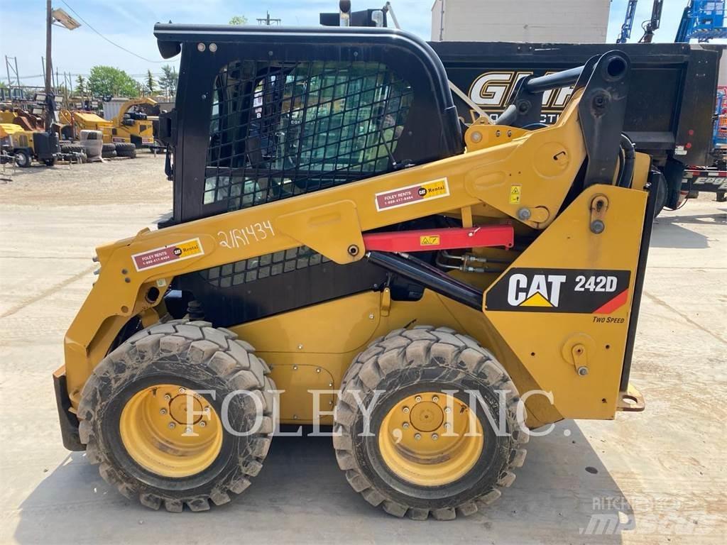CAT 242D Мини-погрузчики