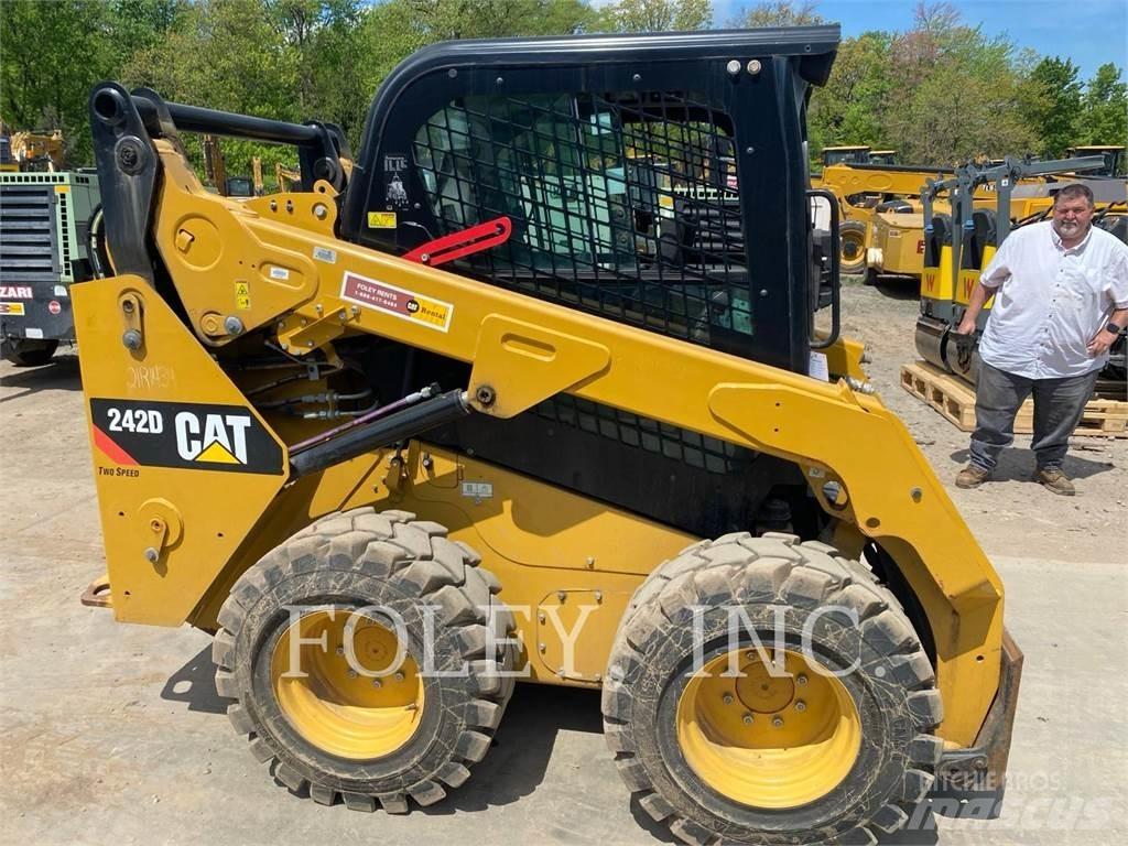 CAT 242D Мини-погрузчики