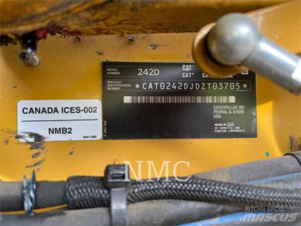 CAT 242D Мини-погрузчики