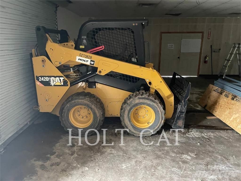 CAT 242D Мини-погрузчики