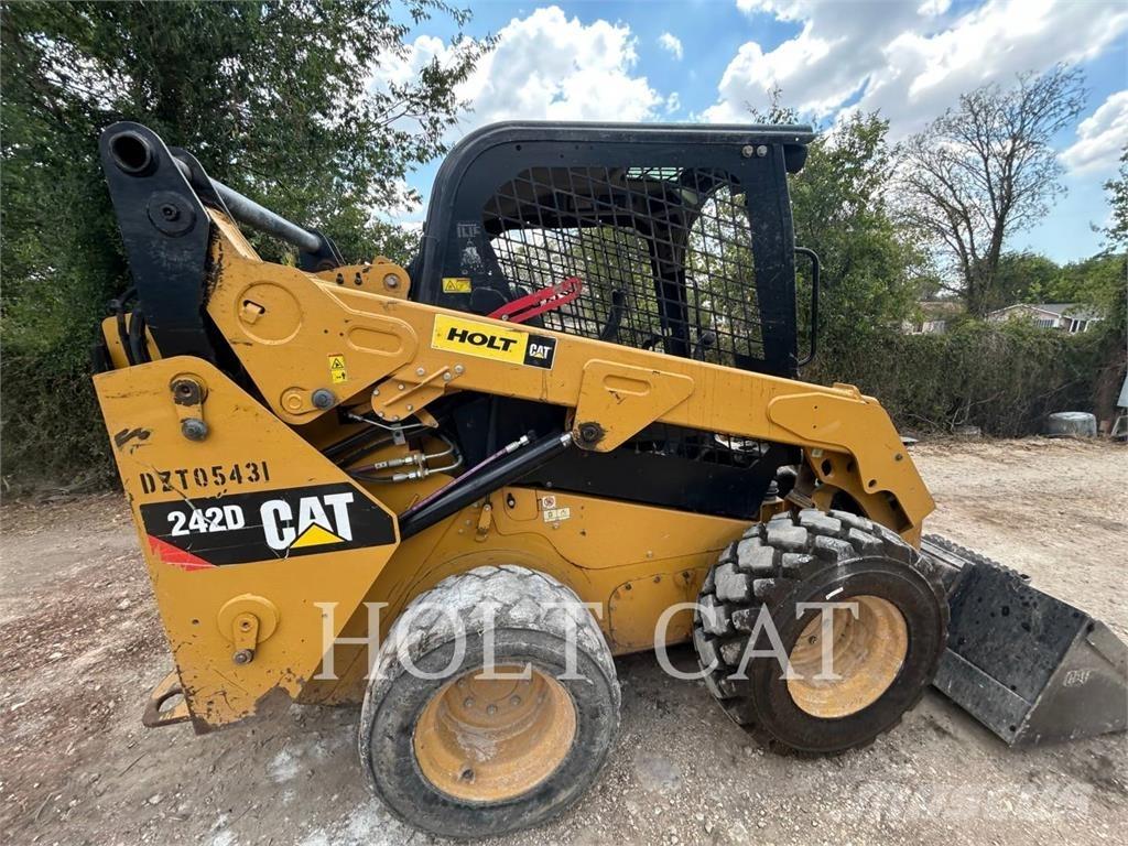 CAT 242D Мини-погрузчики