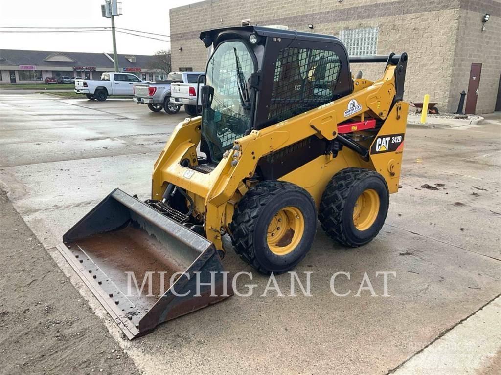 CAT 242D A2Q Мини-погрузчики