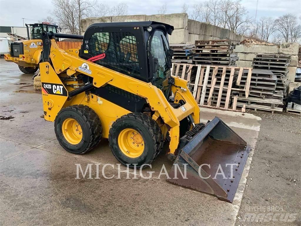 CAT 242D A2Q Мини-погрузчики