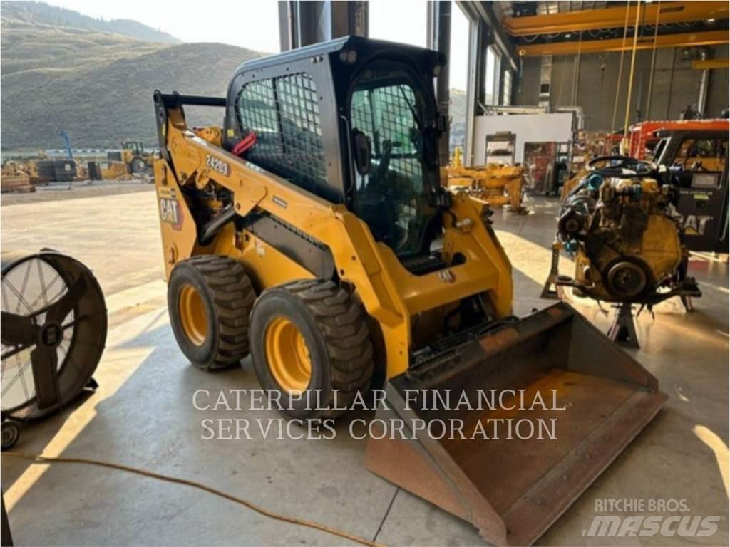 CAT 242D3 Мини-погрузчики