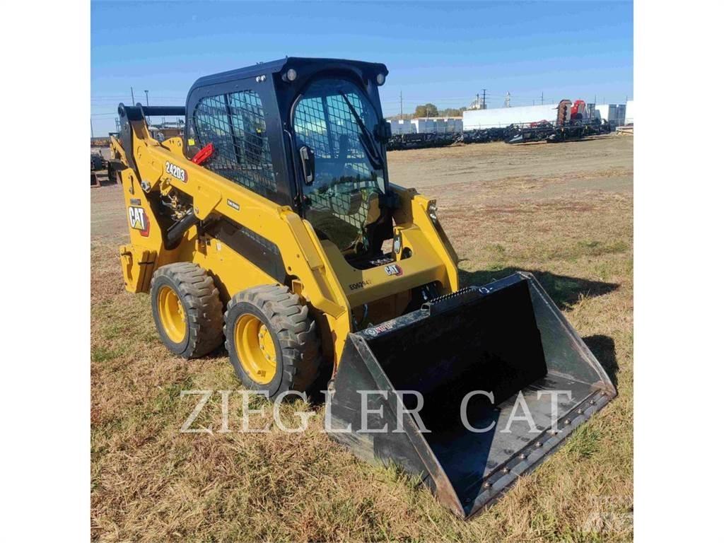 CAT 242D3 Мини-погрузчики