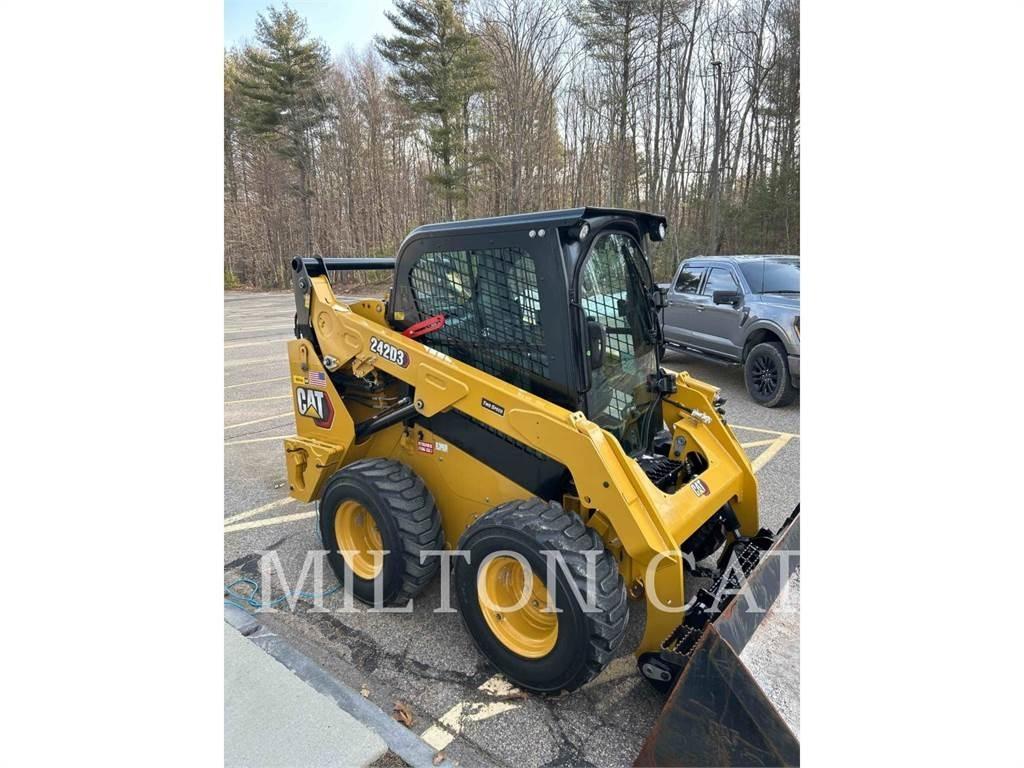 CAT 242D3 Мини-погрузчики
