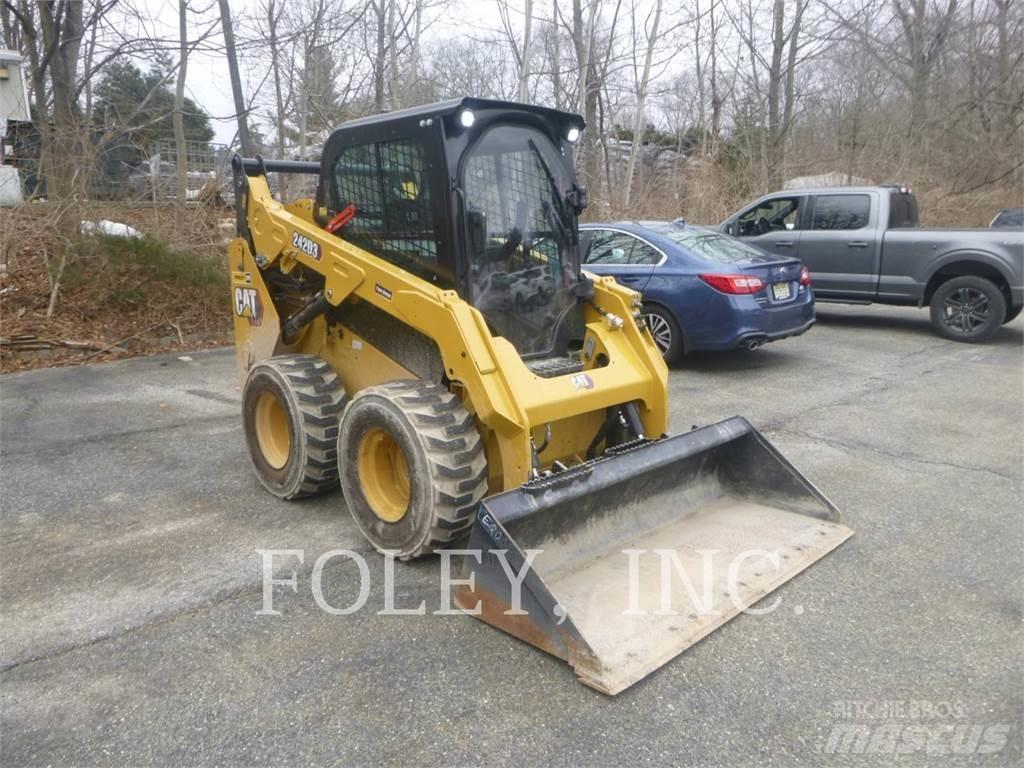 CAT 242D3 Мини-погрузчики