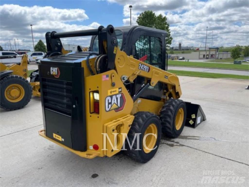 CAT 242D3 Мини-погрузчики