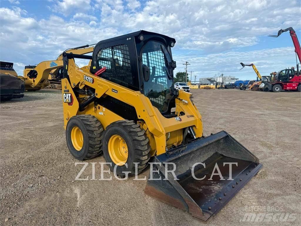 CAT 242D3 Мини-погрузчики