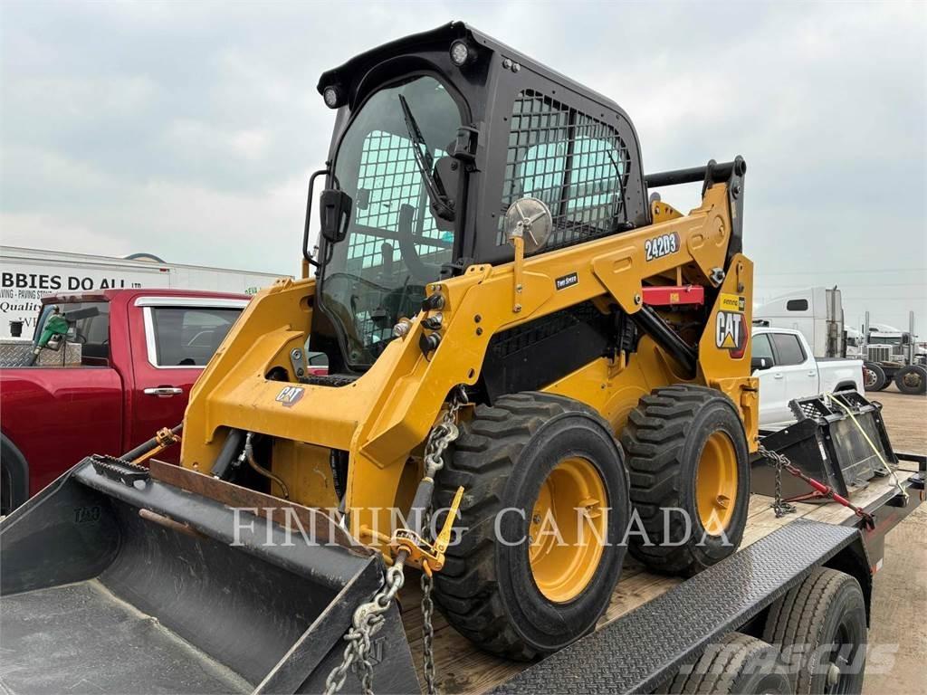 CAT 242D3 Мини-погрузчики