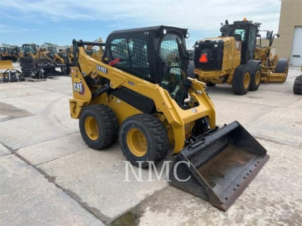 CAT 242D3 Мини-погрузчики