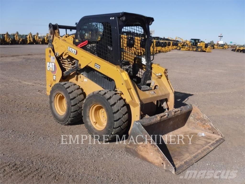 CAT 242D3 Мини-погрузчики
