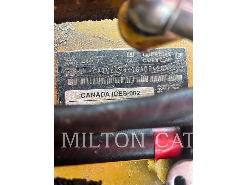 CAT 242D3 Мини-погрузчики