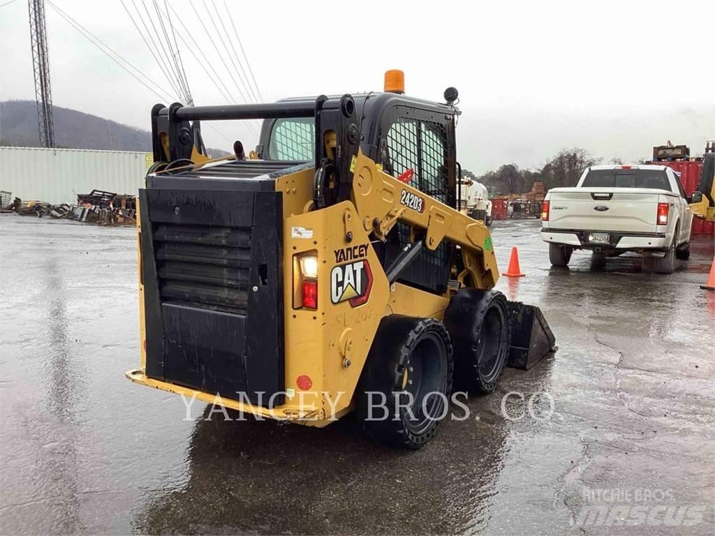 CAT 242D3 AC Мини-погрузчики