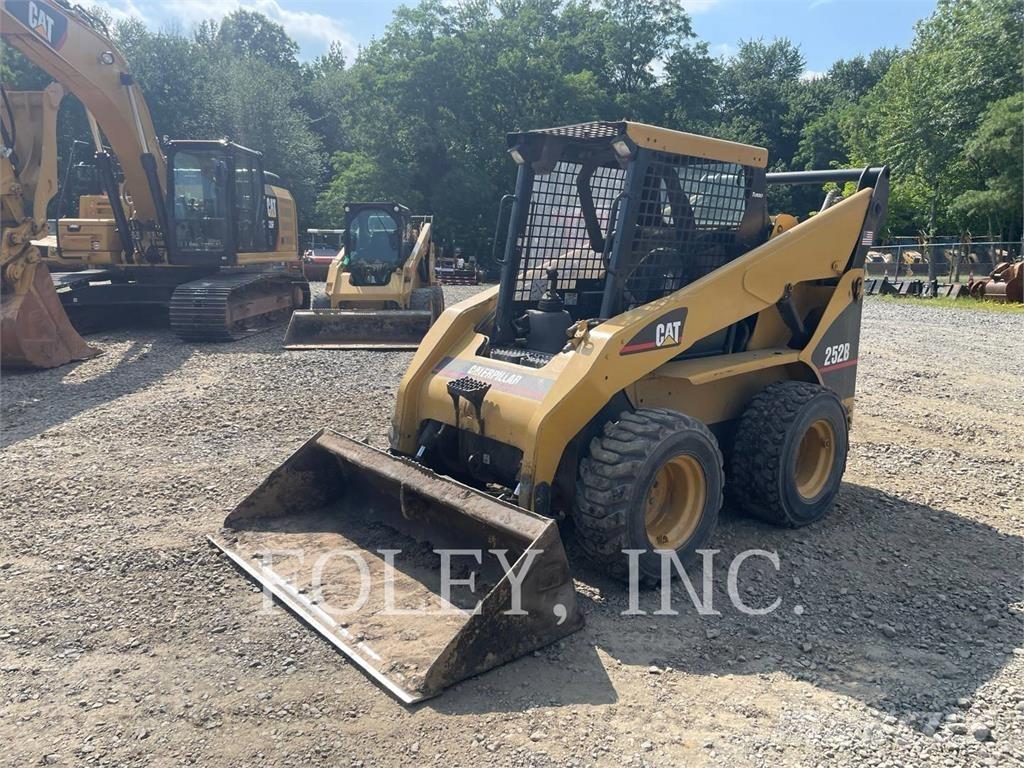 CAT 252B Мини-погрузчики
