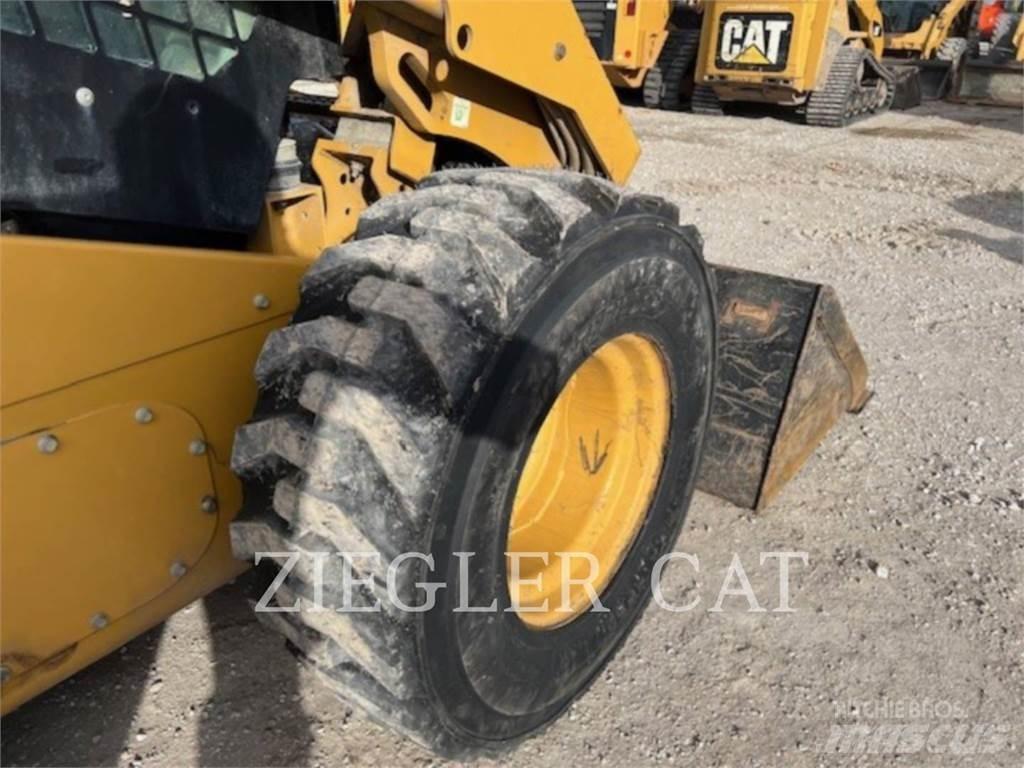 CAT 272D2 Мини-погрузчики