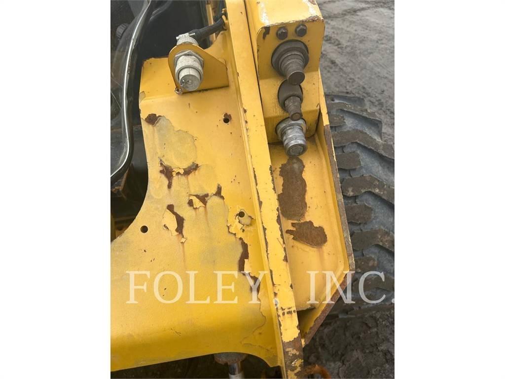 CAT 272D2 Мини-погрузчики