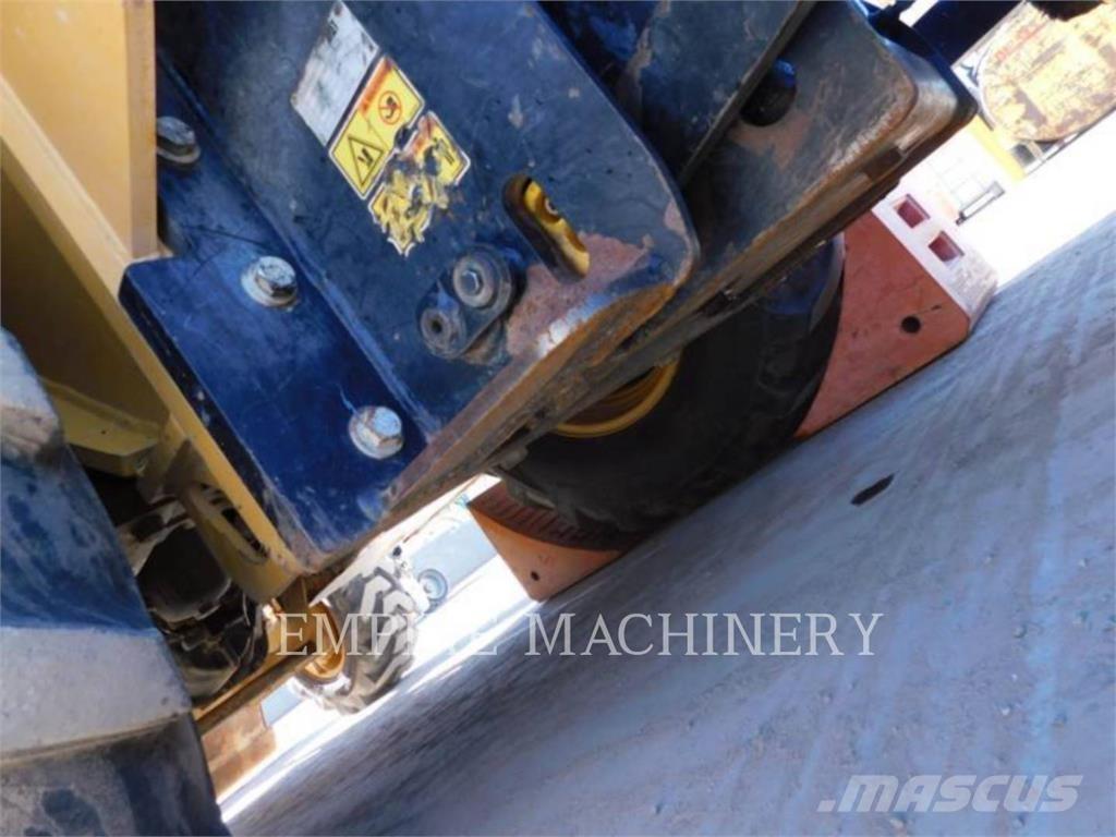 CAT 415F2 IL Фронтальные погрузчики