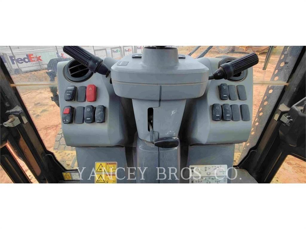 CAT 440 Экскаваторы-погрузчики