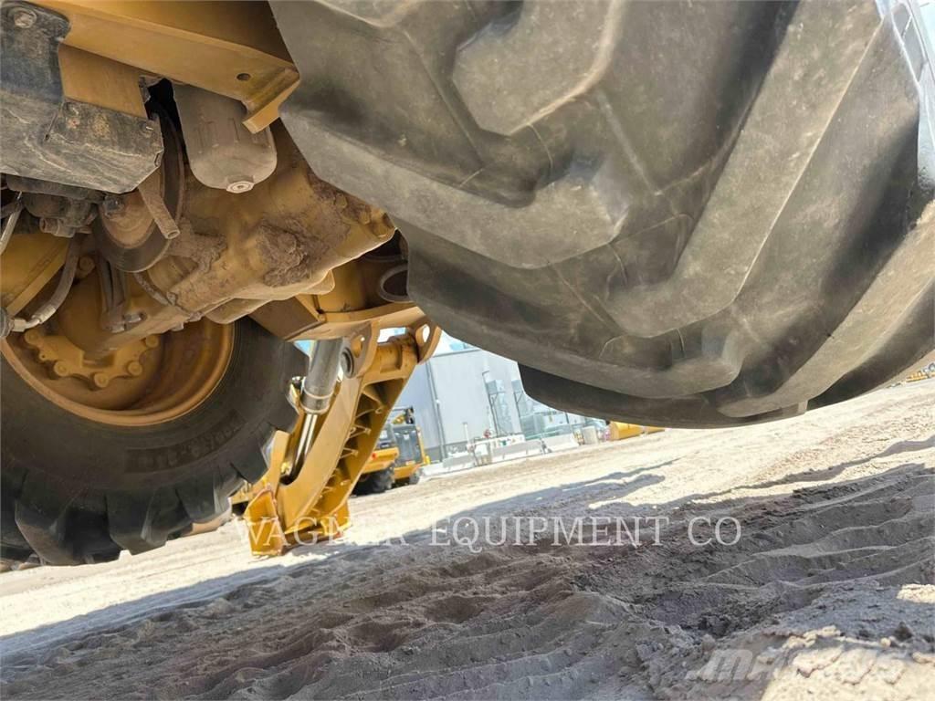 CAT 440 Экскаваторы-погрузчики