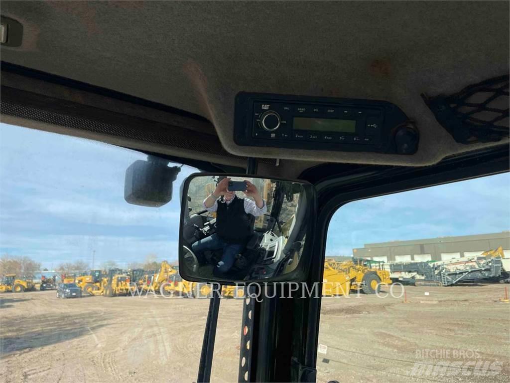CAT 440 Экскаваторы-погрузчики