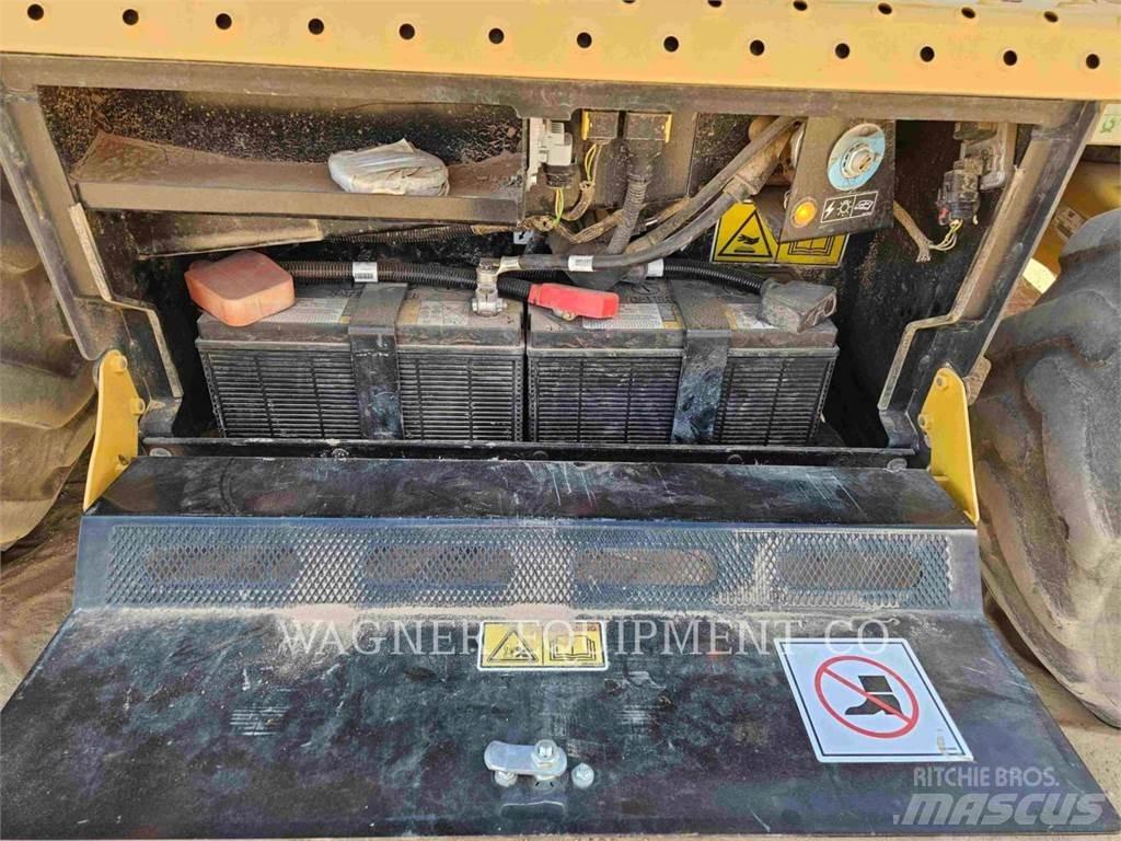 CAT 440 Экскаваторы-погрузчики