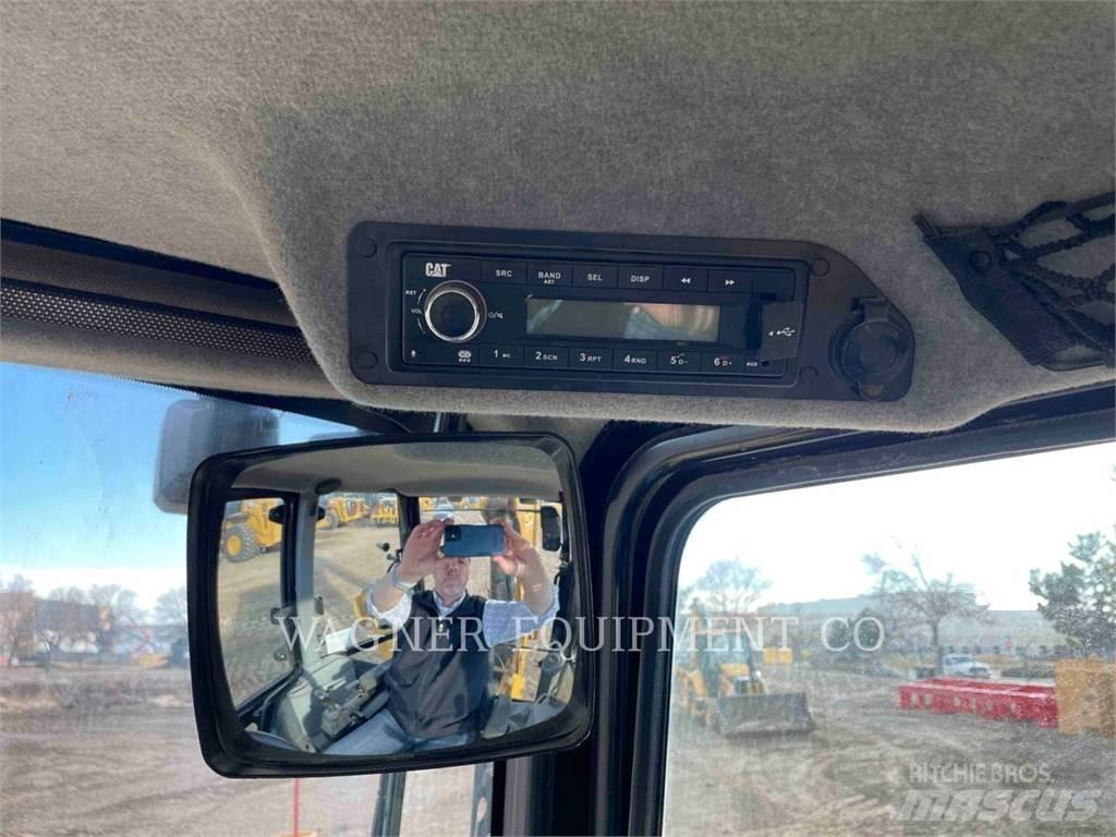 CAT 440 Экскаваторы-погрузчики