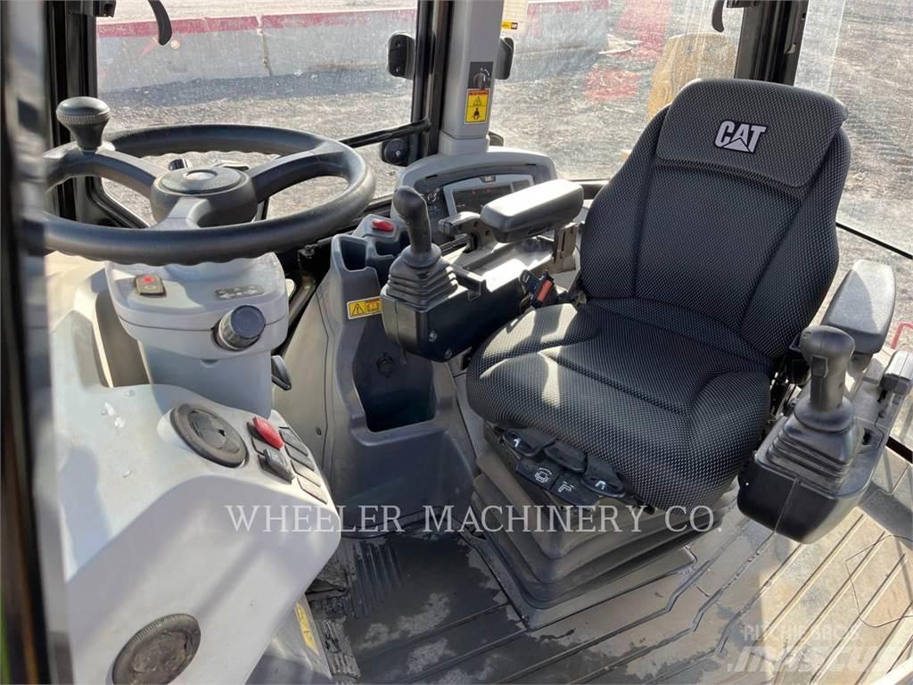 CAT 440 TH Экскаваторы-погрузчики
