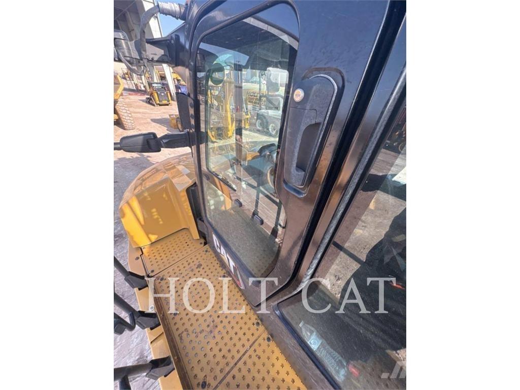 CAT 725 Шарнирно-сочленённые самосвалы