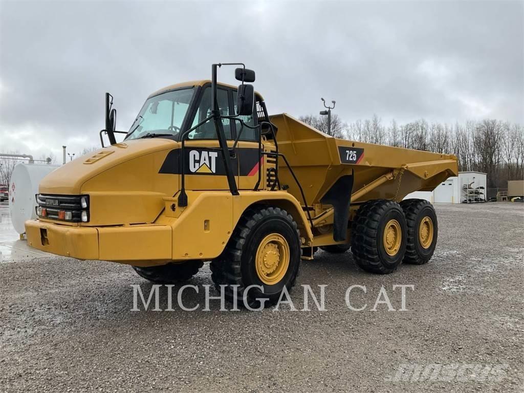 CAT 725 T Шарнирно-сочленённые самосвалы