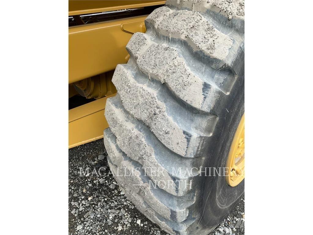 CAT 725 T Шарнирно-сочленённые самосвалы