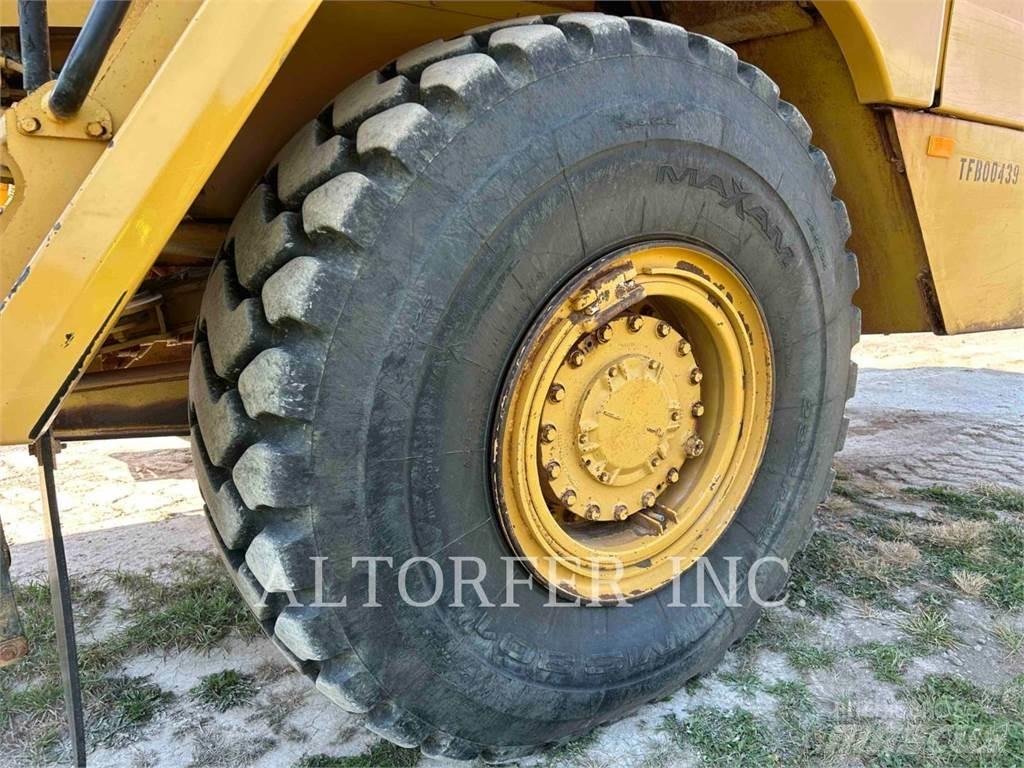 CAT 725C Шарнирно-сочленённые самосвалы